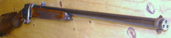 La carabine Buffalo Mitraille en calibre 22lr présentée dans cet article. Notez la configuration du canon, dans lequel 3 tubes sont forés.
